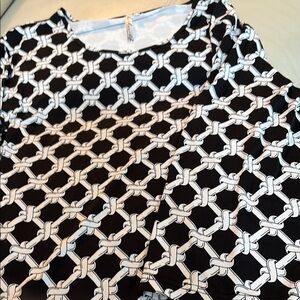 Lulu-B Black and White Chain Pattern Top